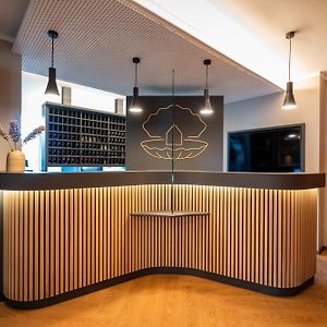 Zimmer mit Kingsize-Bett im Gästehaus