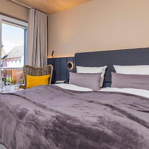 Zimmer mit Kingsize-Bett im Gästehaus