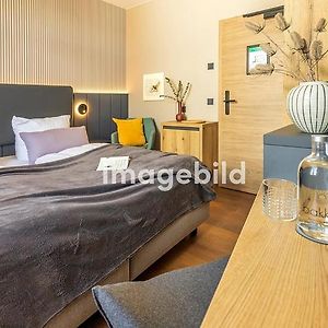 Kamer met een King Size Bed in een Gastenverblijf